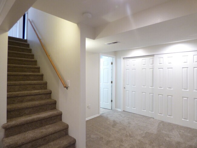 Building Photo - 5 Bd 3 Ba Home in Sandy