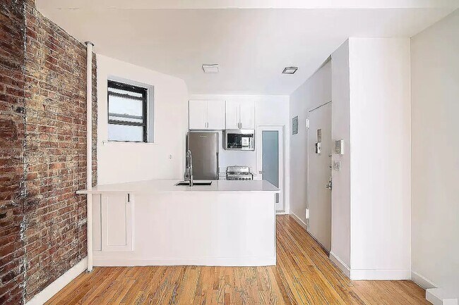 Building Photo - 249 E 10th St
