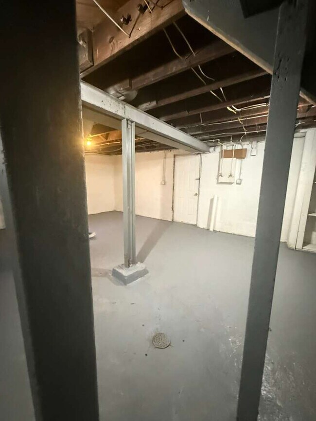 Building Photo - "Charming 2-Bedroom St. Louis Home with Gleaming Hardwood Floors in 63121!"