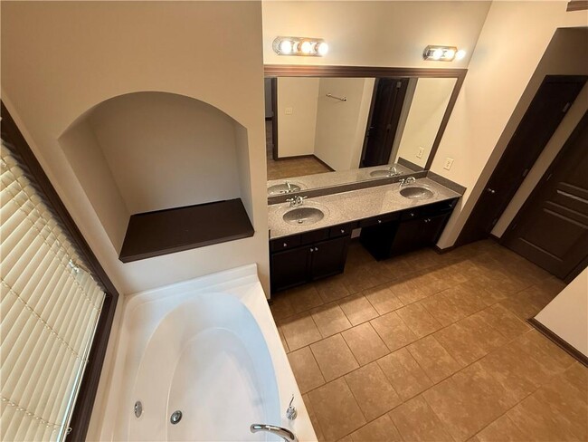 Building Photo - 1095 Township Cir