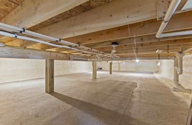 Building Photo - 102 E Shore Dr