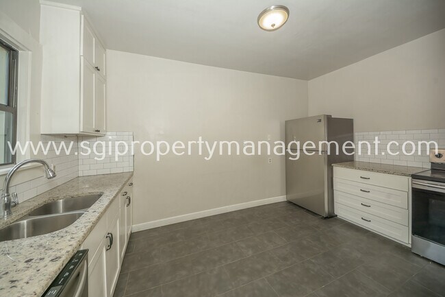 Building Photo - 902 S Oak Cliff Blvd