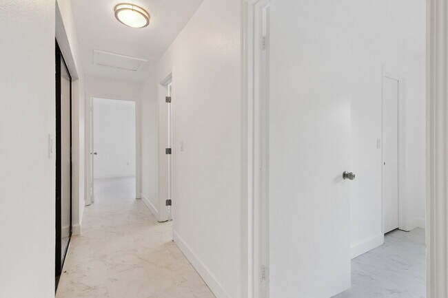 Building Photo - 527 Glade Ct