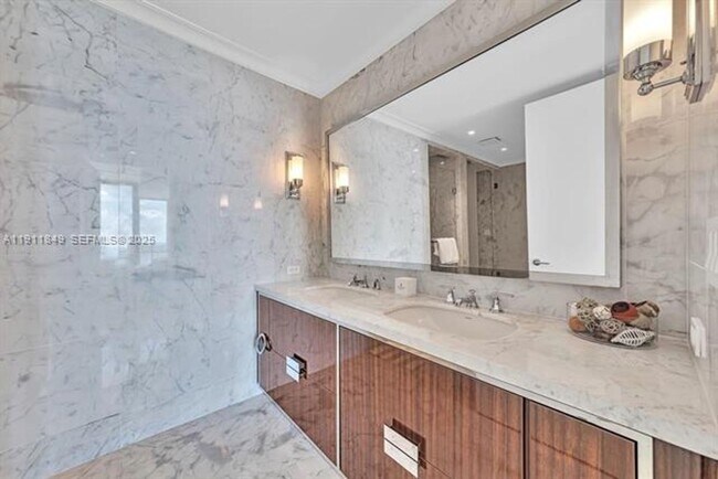 Building Photo - 15701 Collins Ave