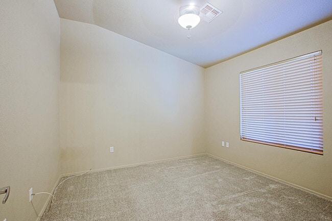 Building Photo - 2402 E 5th St