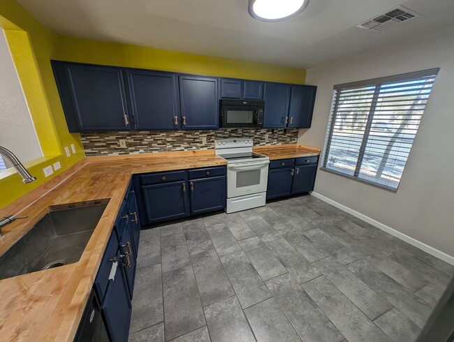 Building Photo - 3 Bedroom Home in the Waterford Square Com...