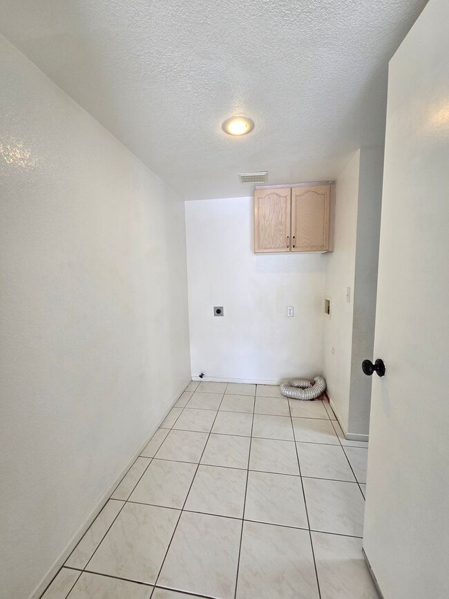 Building Photo - Fabulous 2-Bedroom partially furnished tow...