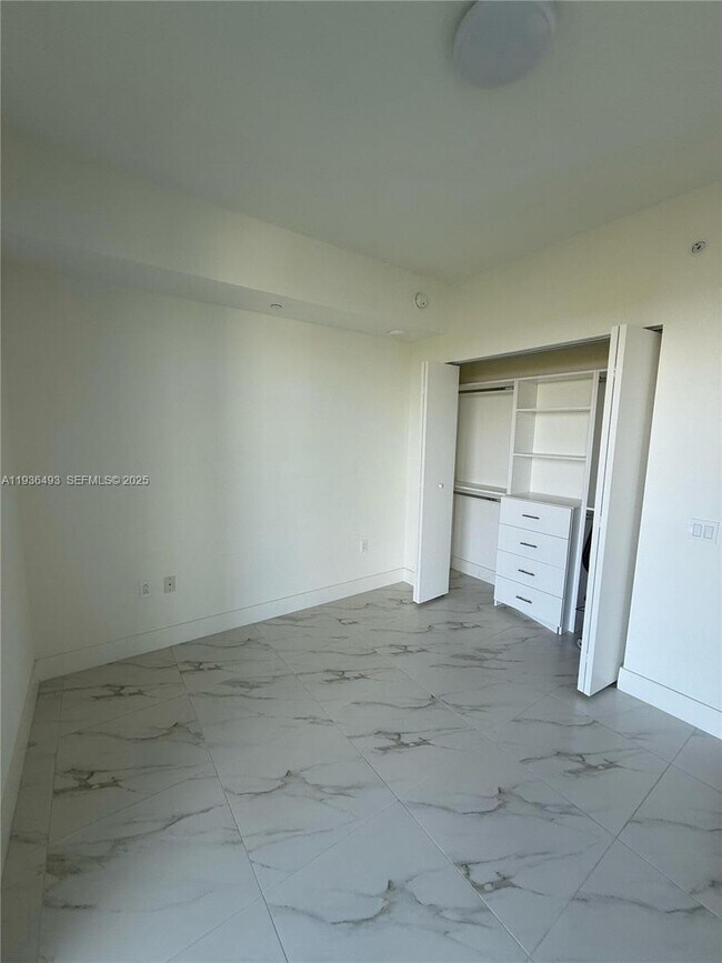 Building Photo - 2000 Metropica Wy