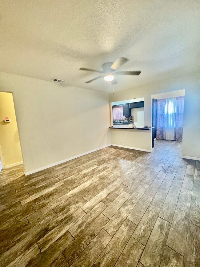 Building Photo - Lexington Subdivision-3/2-Move in ready! Call and schedule today!--Move in special