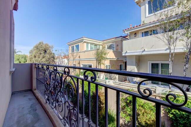 Building Photo - 612 N Juanita Ave