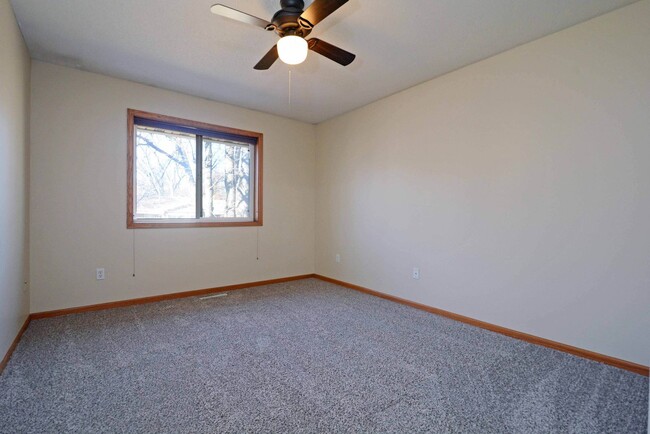 Building Photo - AVAILABLE NOW! Spacious 2 Bed, 2 Bath Town...