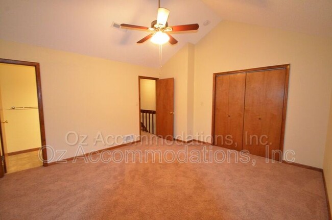 Building Photo - 311 NE Timbercreek Dr