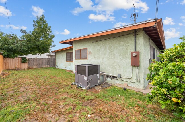 Building Photo - Attached garage + no back house!