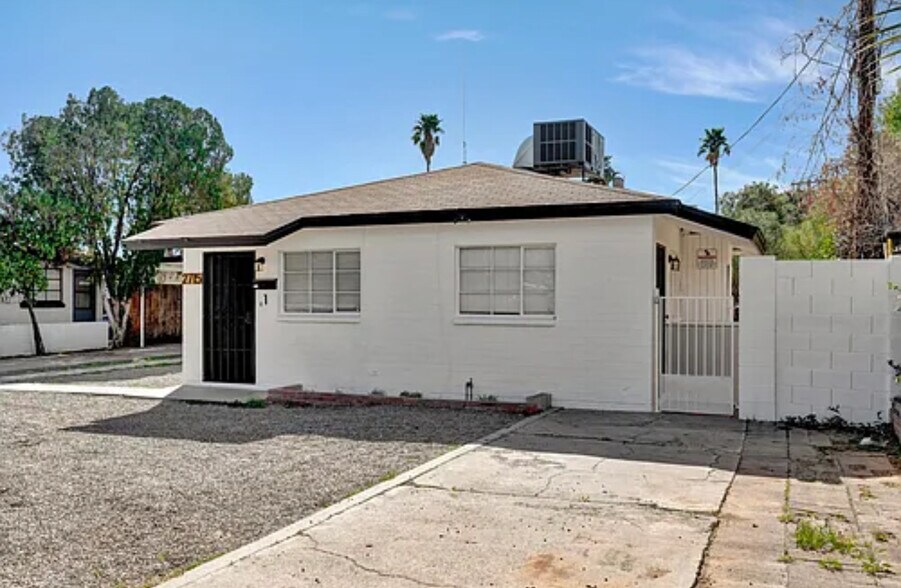 Building Photo - 2715 E Oak St