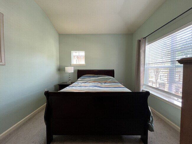 Building Photo - Well-Designed Condo with Dual Primary Suites, Vaulted Ceilings & Community Clubhouse
