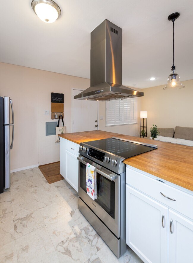 Building Photo - 4355 Diamond St