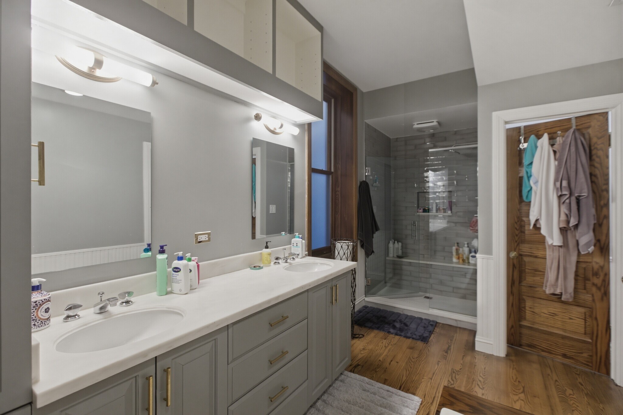 Building Photo - 850 W Oakdale Ave