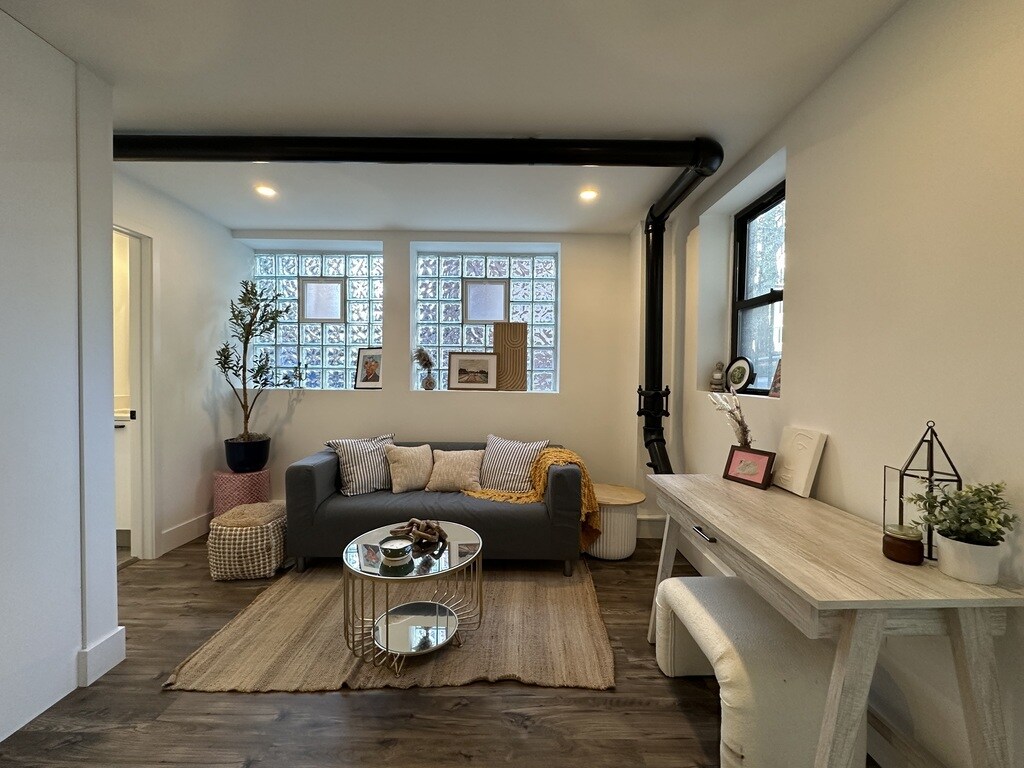 Building Photo - 941 W Carmen Ave