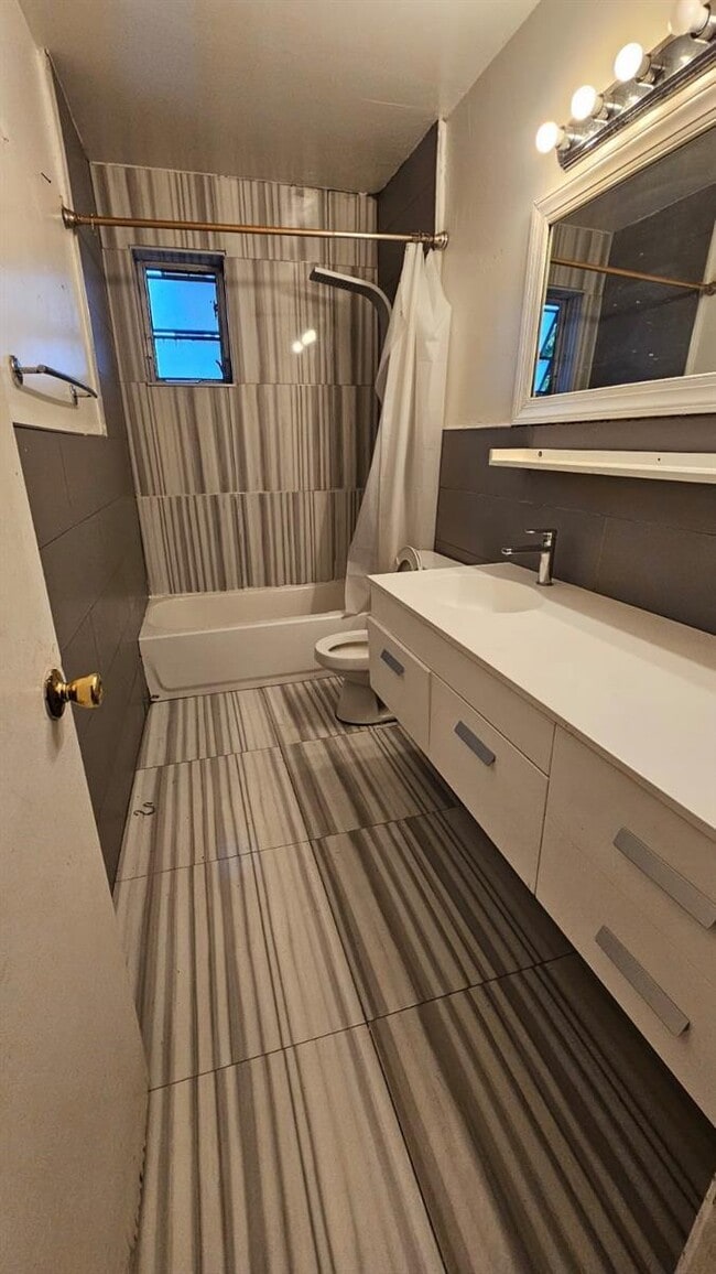 Building Photo - 2 bedroom in Miami FL 33161