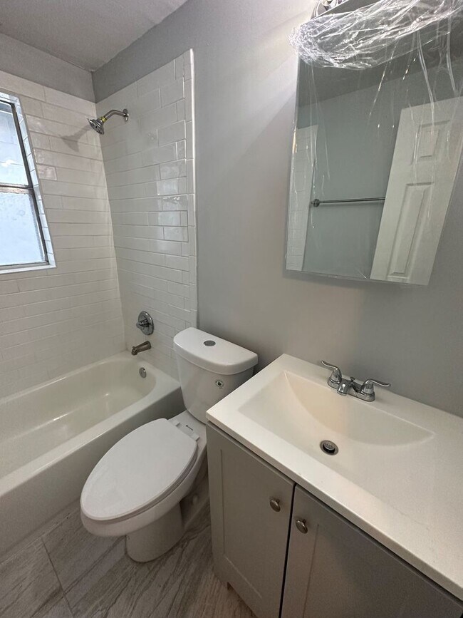 Building Photo - **Move in ready - 3/2 Renovated single family home