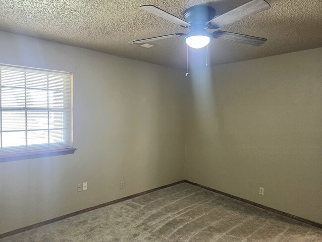 Building Photo - 904 E Hills Dr