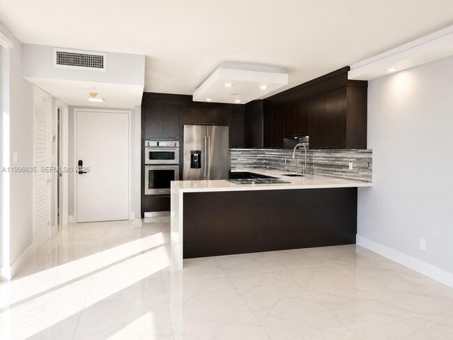 Building Photo - 1420 Brickell Bay Dr
