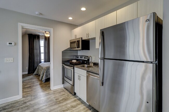 Building Photo - One Bedroom Apartment Available in Downtow...