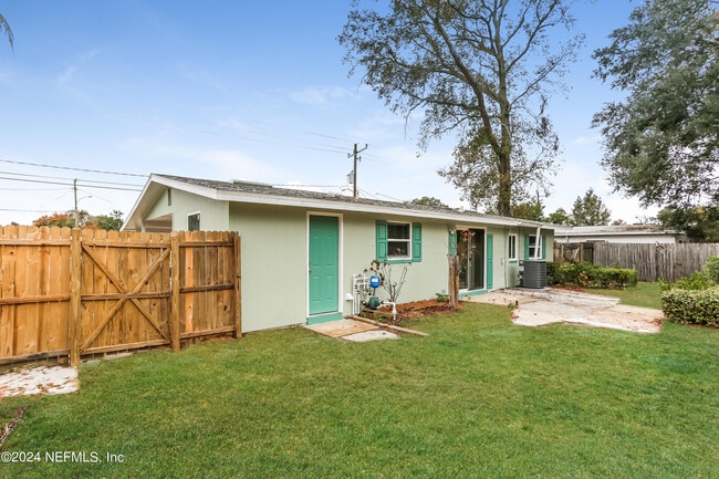 Building Photo - 303 Renne Dr N