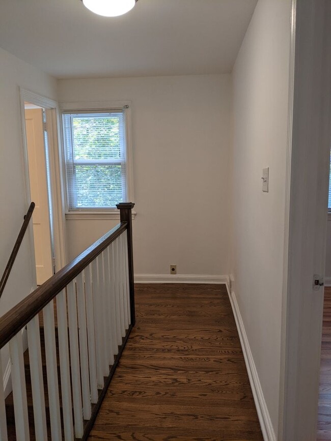 Building Photo - Renovated 3BR/1BA Townhouse in Edgemoor Gardens!