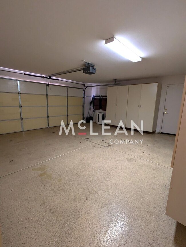 Building Photo - Classic 3 Bedroom Spanish Home with Pool -...