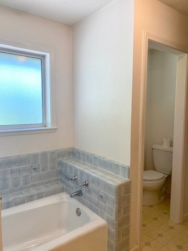 Building Photo - Roomy 3 Bedroom 2 Bathroom Home Walk to Do...