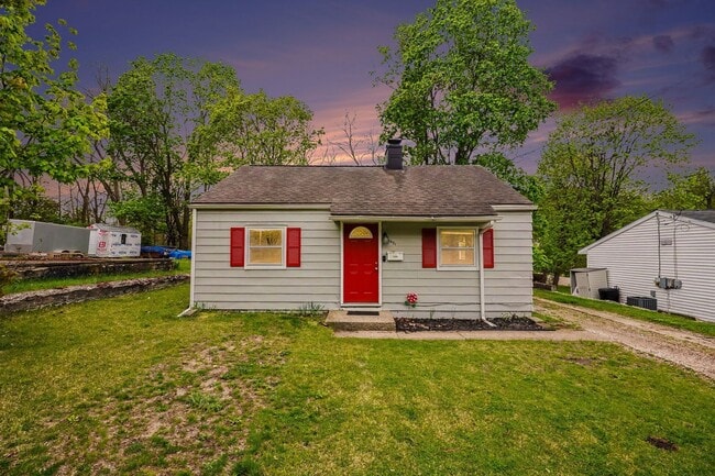 Building Photo - *Use Rently to view this unit and receive $150 off move-in* Cute Remodeled Two Bedroom 1 Bathroom...