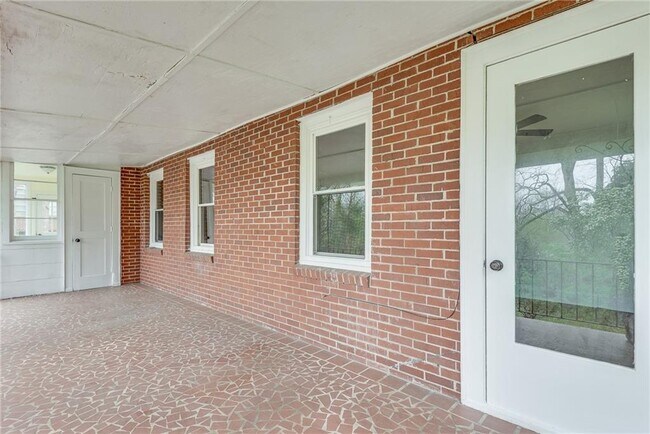 Building Photo - 1287 Eastland Rd SE