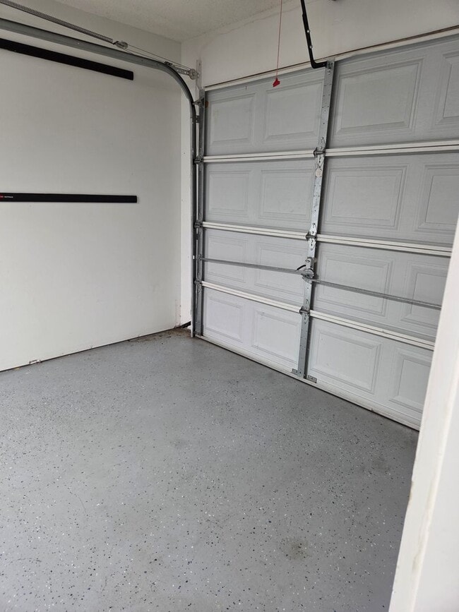 Building Photo - 3 Bedroom 2 bath fenced back yard in a quiet neighborhood!!