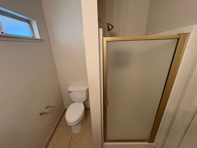 Building Photo - Cozy Home On Spacious Lot In Tulare Available Now!