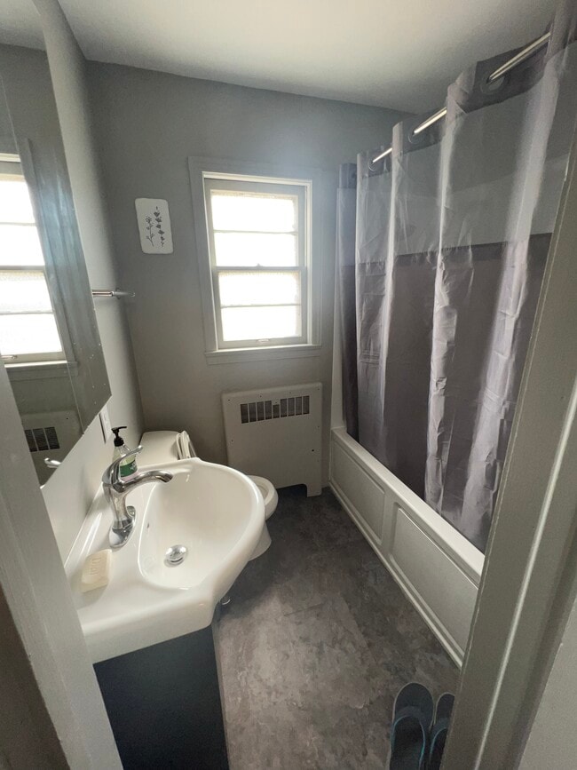 Unit B Bathroom - 415 Market St