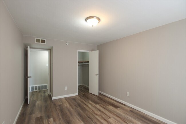 Building Photo - 4770 Kings Dr