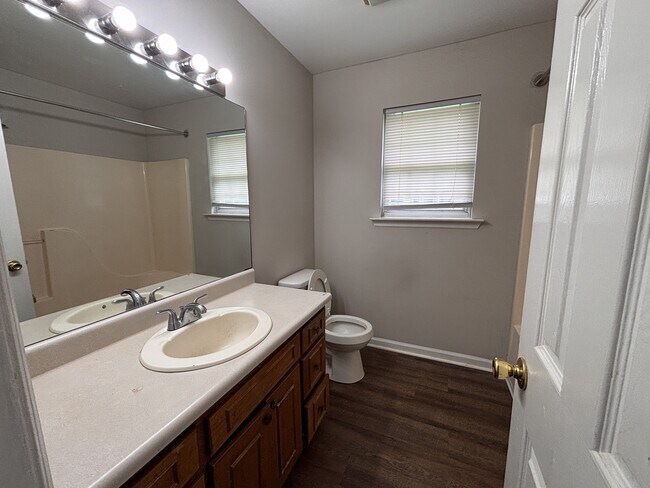 Building Photo - 201 Maderia Ct