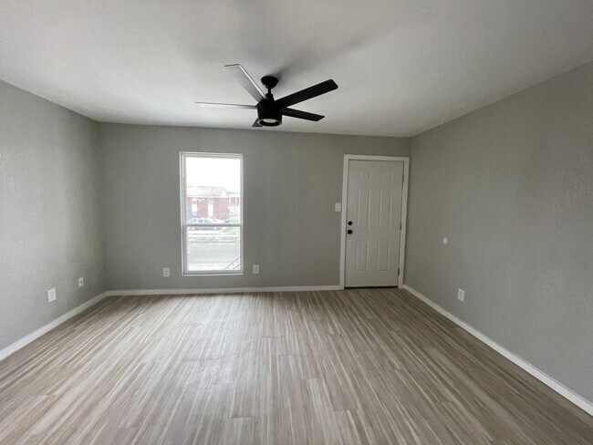 Building Photo - 1603 Benttree Dr