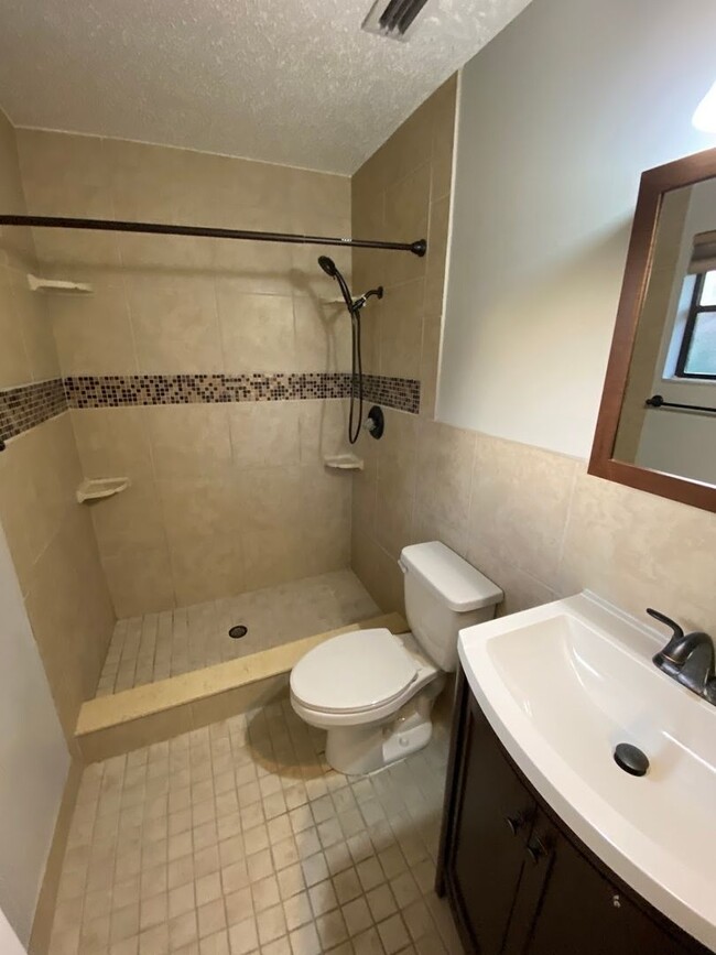 Building Photo - 3 Bedroom 2 Bath Home in Edgewater for RENT!