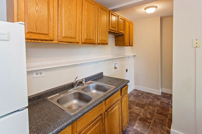 Building Photo - BOND HILL-  3 STORY 3 BEDRM 2 FULL BATH OPEN FLOOR PLAN w GARAGE