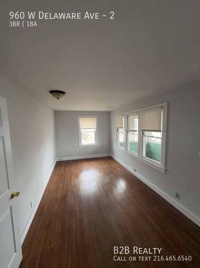 Building Photo - 960 W Delaware Ave