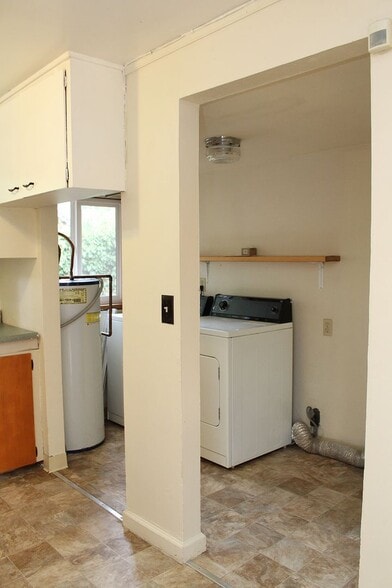 Building Photo - 10605 SE Bush St