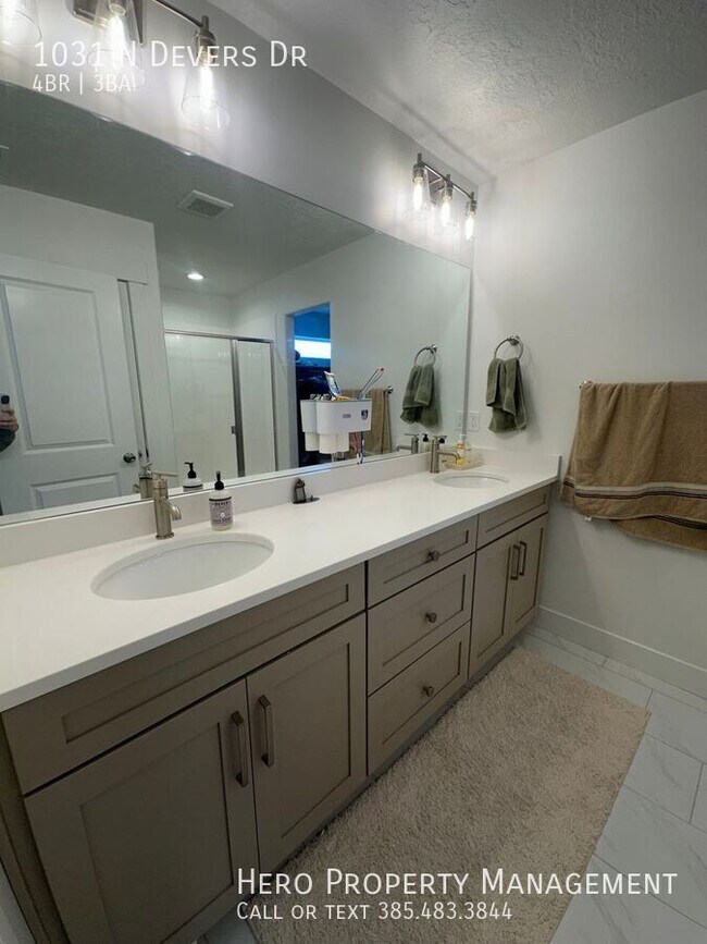 Building Photo - 1031 Devers Dr