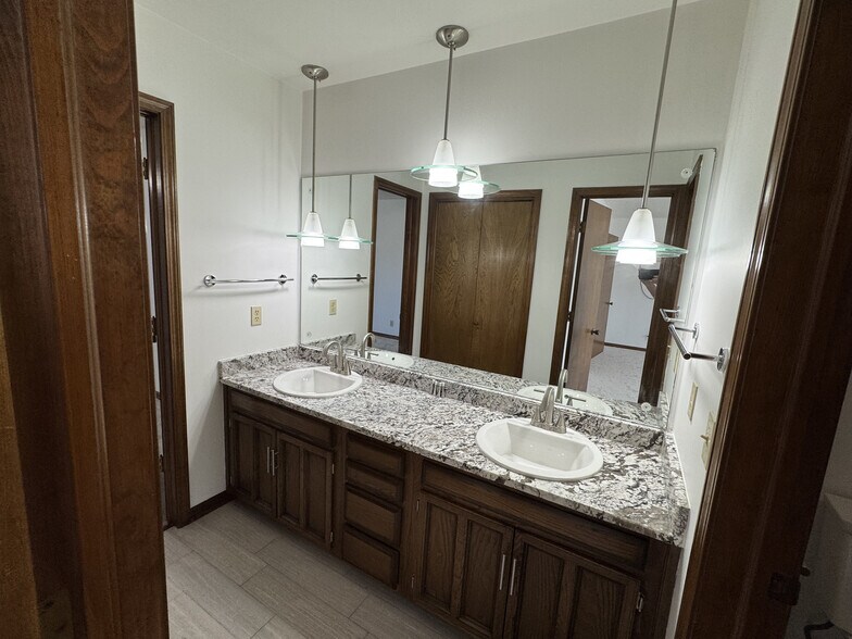 Building Photo - 7108 S Indianapolis Ave