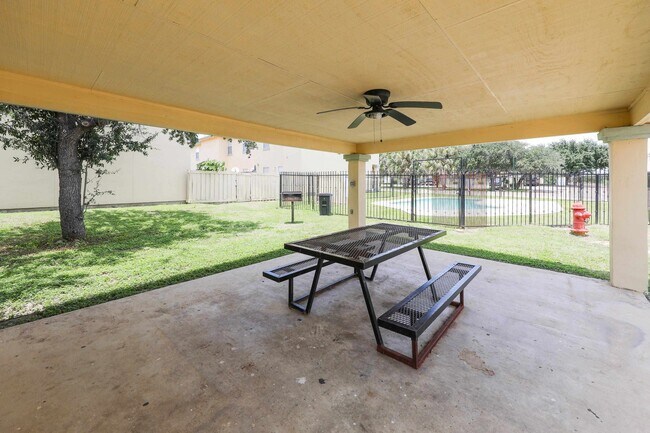 Building Photo - 1000 Ranchway Dr