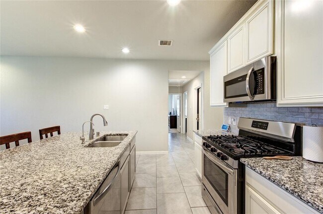 Building Photo - 9011 Hemlock Dr