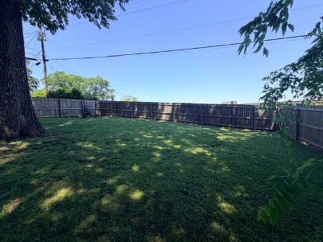 Building Photo - 400 Woodvale Ln