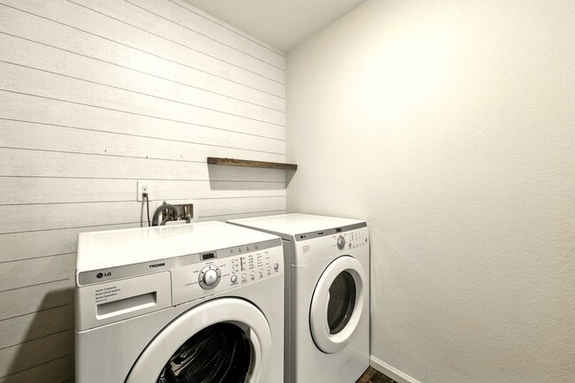 Building Photo - 3 Bedroom 2.5 Bathroom "Like-new" Single F...