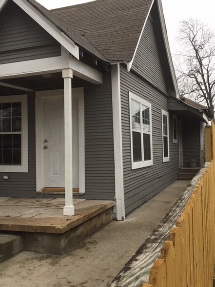 Side view - 1131 W Lynwood Ave